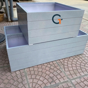 Chậu trồng cây composite PVC kẻ chỉ sơn màu ghi nhạt giả đá có chân và không chân